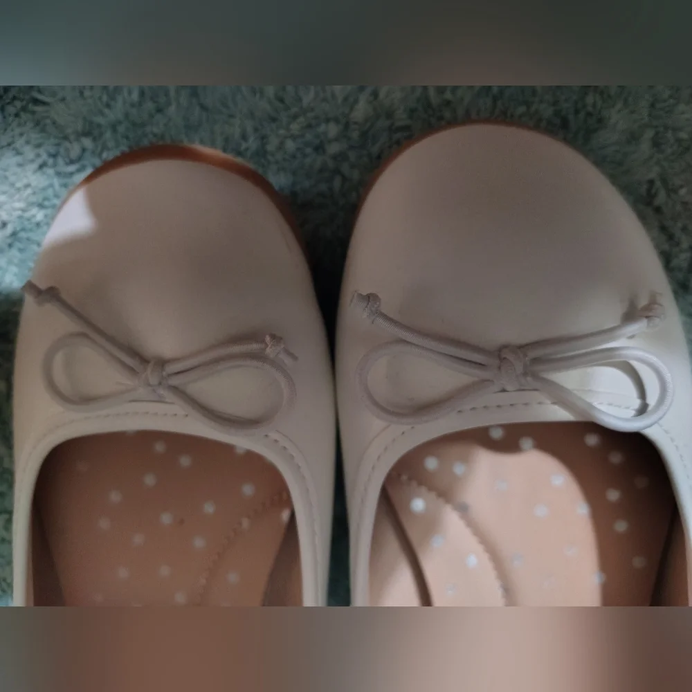 Girls Dress Shoes White With Bows Size 1.